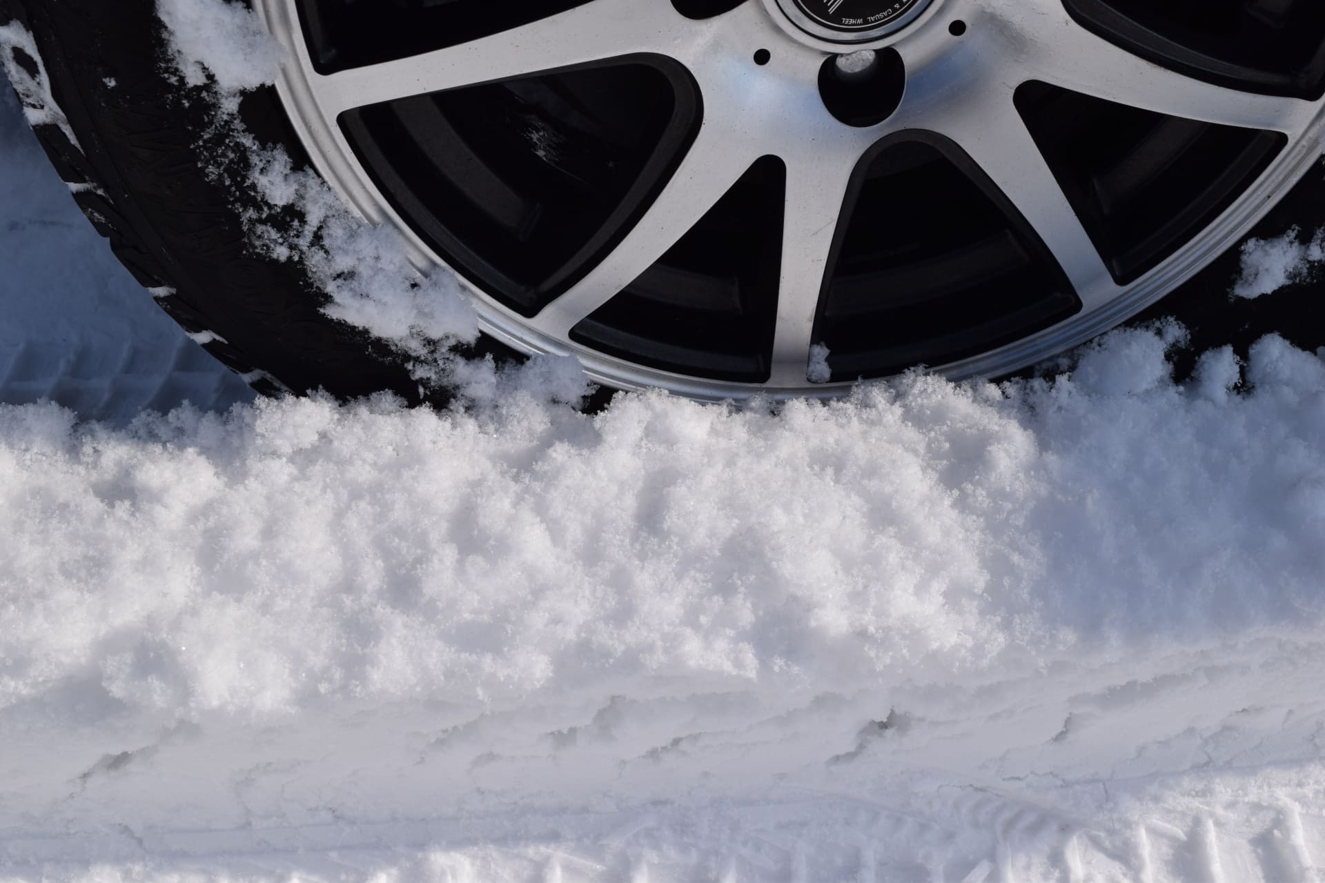 田舎での雪道運転！初心者が知るべきコツと注意点を解説